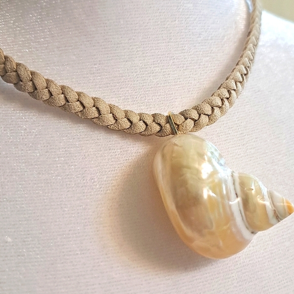 [Free People] Serefina Elegant Tan Shell Pendant Necklace - Picture 4 of 5